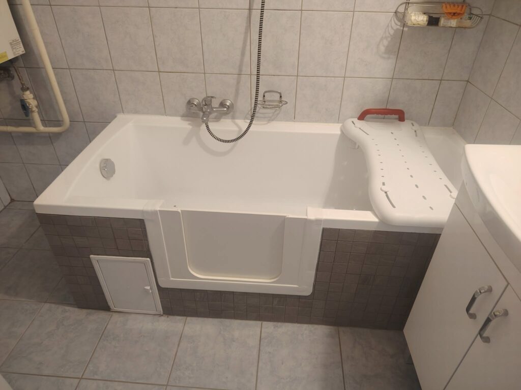 Referencia – Győr – Beépítés után, Egyenes kád, Kapaszkodó – kádajtó beépítés bontás nélkül – 1. kép